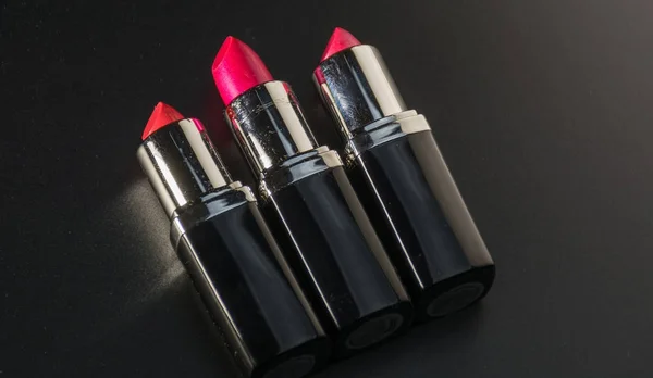 Lipstik dalam warna yang berbeda dengan pencahayaan khusus — Stok Foto
