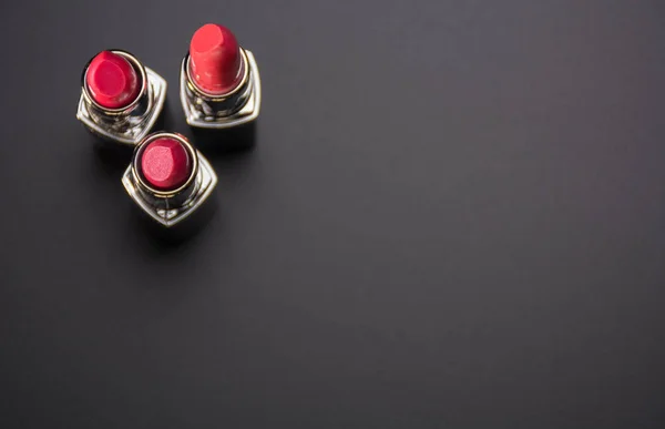 Lippenstift in verschillende kleuren met speciale verlichting — Stockfoto