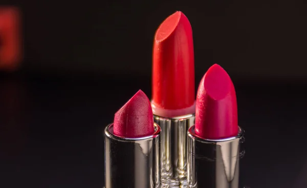 Lippenstift in verschillende kleuren met speciale verlichting — Stockfoto