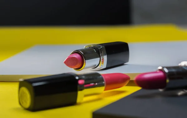 Lippenstift in verschillende kleuren met speciale verlichting — Stockfoto