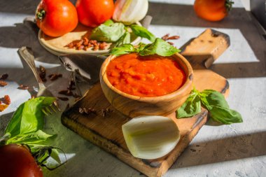 Baharatlı domates, soğan ve acı biber ile yapılan sos arrabiata.