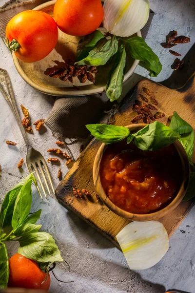 Salsa arrabiata hecha con tomate, cebolla y chile picante . — Foto de Stock