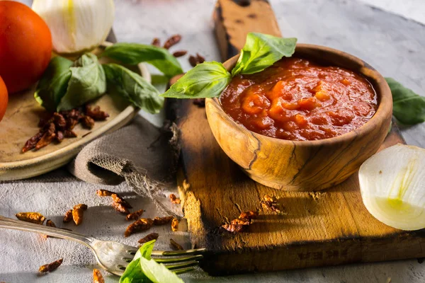 Saus arrabiata gemaakt met tomaat, ui en peper pikant. — Stockfoto