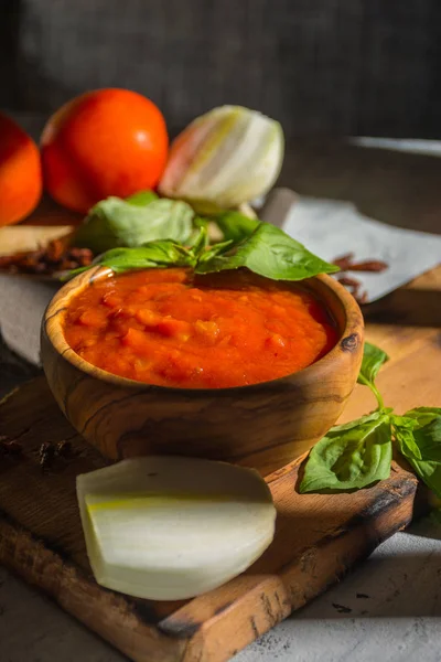 Salsa arrabiata a base di pomodoro, cipolla e peperoncino piccante . — Foto Stock