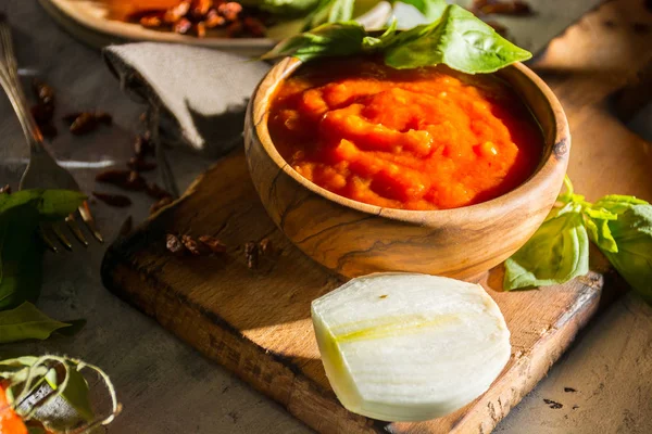 Salsa arrabiata a base di pomodoro, cipolla e peperoncino piccante . — Foto Stock