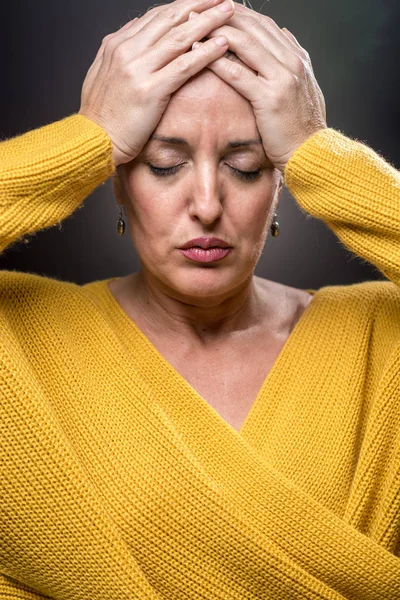 Retrato de una mujer de 40 años con diferentes emociones — Foto de Stock