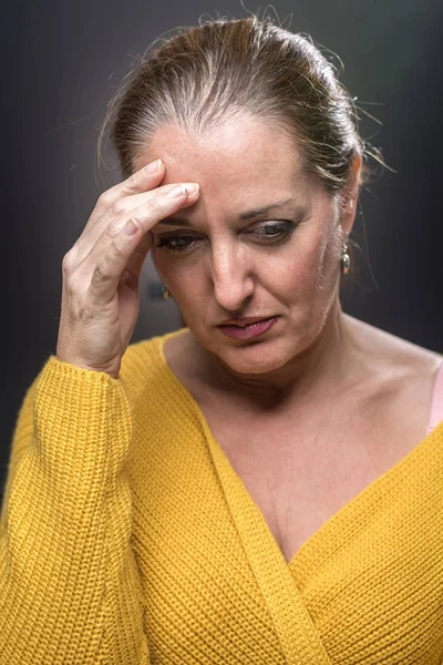 Porträt einer 40-jährigen Frau mit unterschiedlichen Gefühlen — Stockfoto