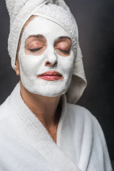 Mulher é barro branco em sua máscara facial — Fotografia de Stock