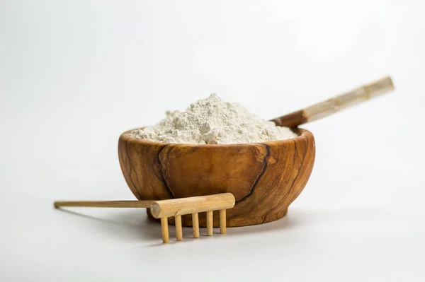 Cuenco de madera lleno de arcilla blanca — Foto de Stock