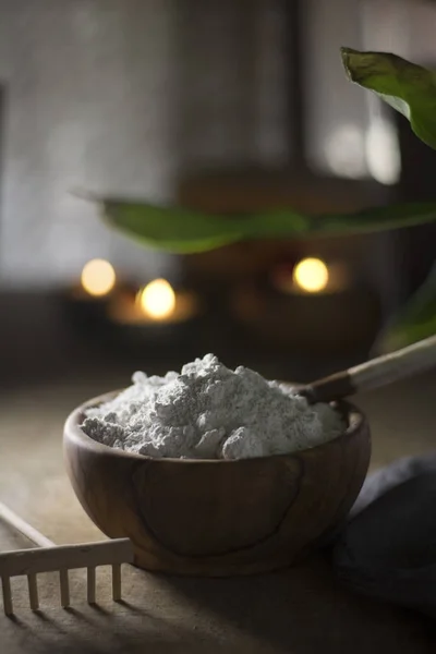 Bol en bois plein d'argile blanche — Photo