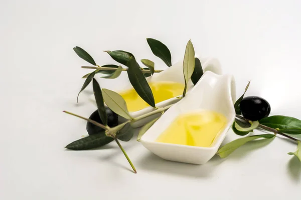 Malé misky plné olivového oleje — Stock fotografie