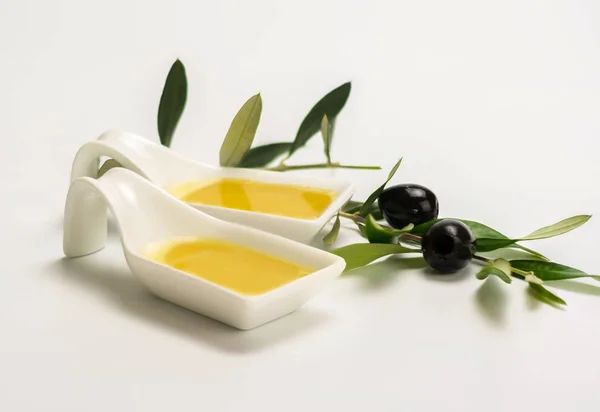 Маленькое блюдо с оливками — стоковое фото