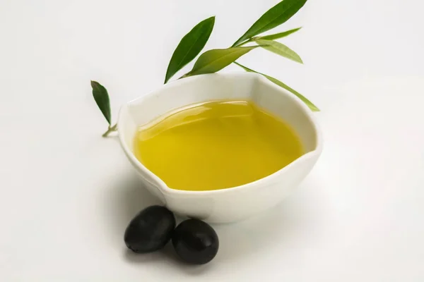 Liten skål full av olivolja — Stockfoto