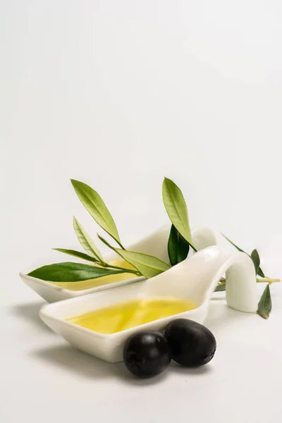 Petit plat plein d'huile d'olive — Photo
