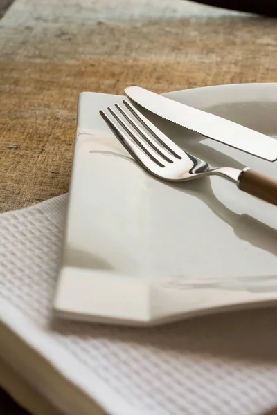 Tenedor y cuchillo con mango de madera — Foto de Stock