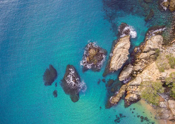 Vistas aéreas de las rocas en el mar —  Fotos de Stock