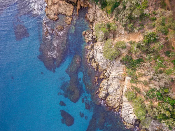 Vue aérienne des rochers dans la mer — Photo