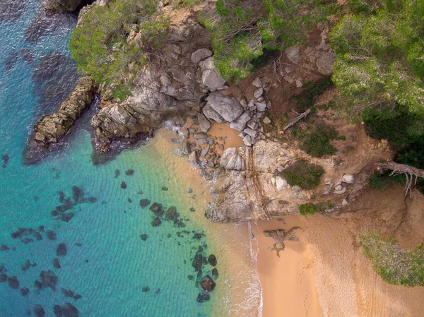 Luchtfoto uitzicht op de rotsen in de zee — Stockfoto