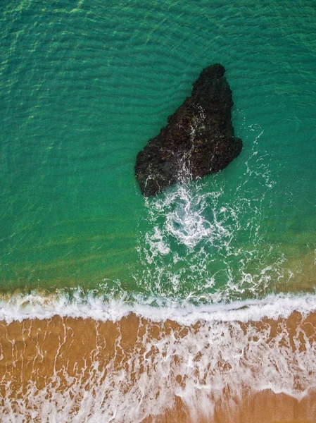 Aerial utsikt över stranden och vågorna i Medelhavet. — Stockfoto