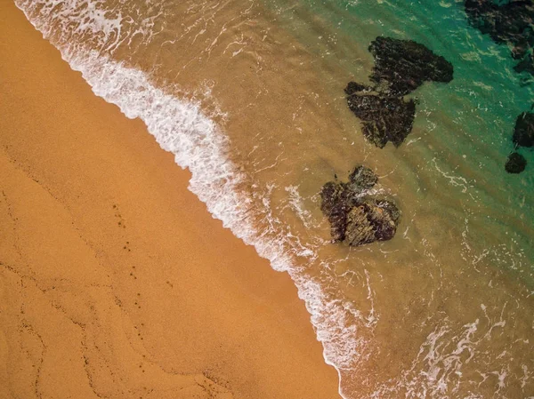 Повітряні вид на пляж хвилі в Середземному морі. — стокове фото