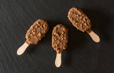 Vanilya badem evde dondurma ahşap sopa ile