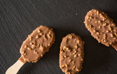 Vanilya badem evde dondurma ahşap sopa ile