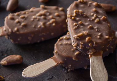 Vanilya badem evde dondurma ahşap sopa ile