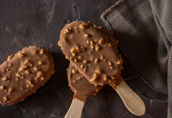 Vanilla Almond zmrzlina doma s dřevěnou tyčí — Stock fotografie