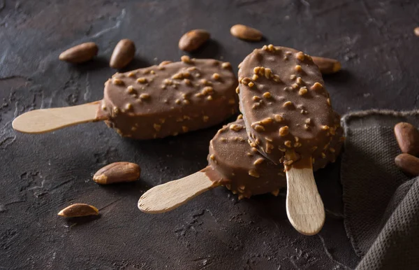 Vanille-Mandel-Eis zu Hause mit Holzstab — Stockfoto