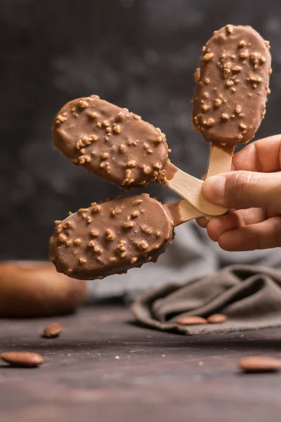 Vanilla Almond zmrzlina doma s dřevěnou tyčí — Stock fotografie