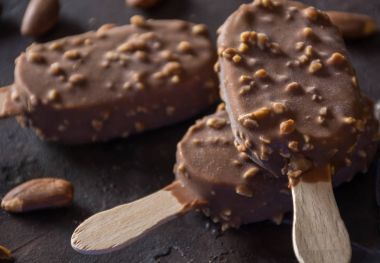 Vanilya badem evde dondurma ahşap sopa ile