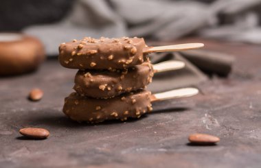 Vanilya badem evde dondurma ahşap sopa ile