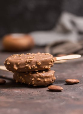 Vanilya badem evde dondurma ahşap sopa ile