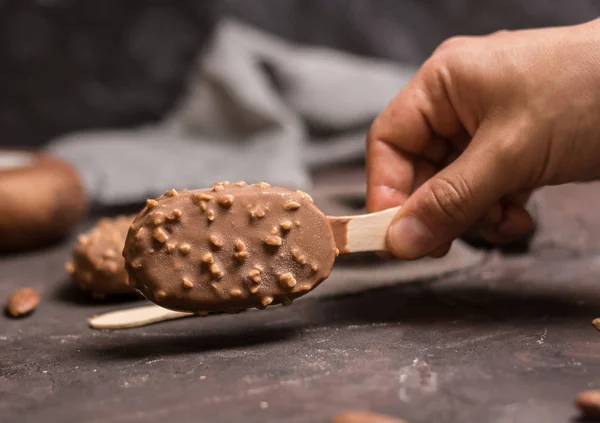 Vanilla Almond zmrzlina doma s dřevěnou tyčí — Stock fotografie