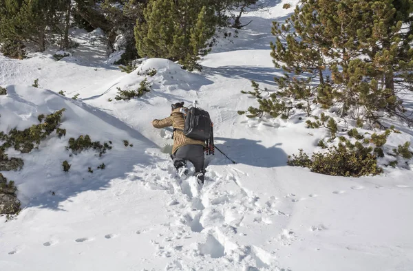 Φωτογράφος με σακίδιο και ένα drone που ανεβαίνει ένα βουνό — Φωτογραφία Αρχείου