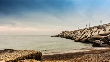 Blanes, duvar breakwat görebileceğiniz bir plajda günbatımı