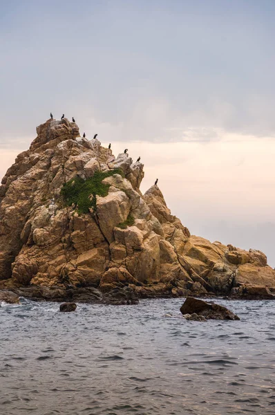 Puesta de sol en una sola playa llena de rocas . —  Fotos de Stock