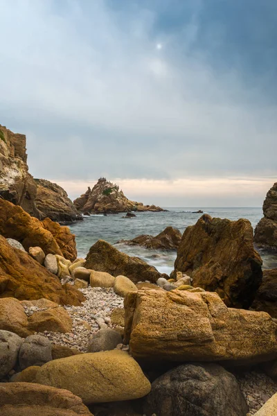 Puesta de sol en una sola playa llena de rocas . — Foto de Stock