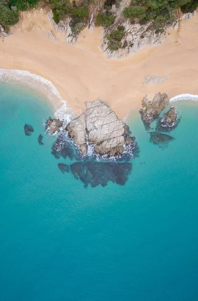 Luchtfoto uitzicht op de rotsen in de zee op een zonnige dag. — Stockfoto