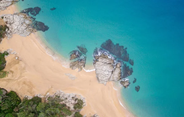 Vue aérienne des rochers dans la mer par une journée ensoleillée . — Photo