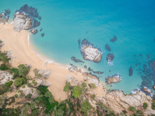 Aerial utsikt över klipporna i havet en solig dag. — Stockfoto