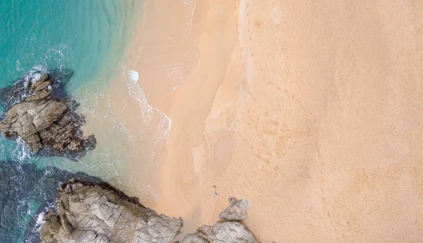 Aerial utsikt över klipporna i havet en solig dag. — Stockfoto