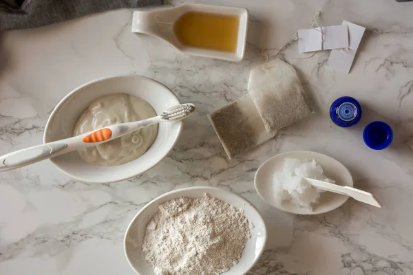 Домашня зубна паста, зроблена з білої глини . — стокове фото