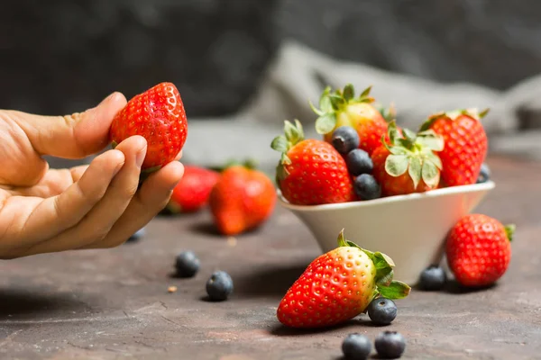 Lleno de tazón de cerámica con arándanos y fresas en el s — Foto de Stock