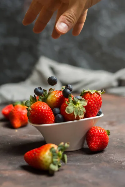 Lleno de tazón de cerámica con arándanos y fresas en el s — Foto de Stock