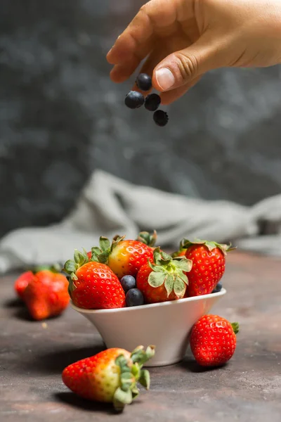 Plein de bol en céramique avec des bleuets et des fraises sur le s — Photo
