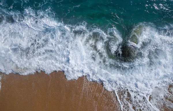 Αεροφωτογραφία του μια παραδεισένια παραλία με τα κύματα — Φωτογραφία Αρχείου