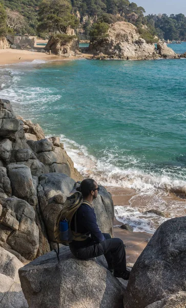 Hombre caminando entre las rocas cerca de un paraíso de playa —  Fotos de Stock