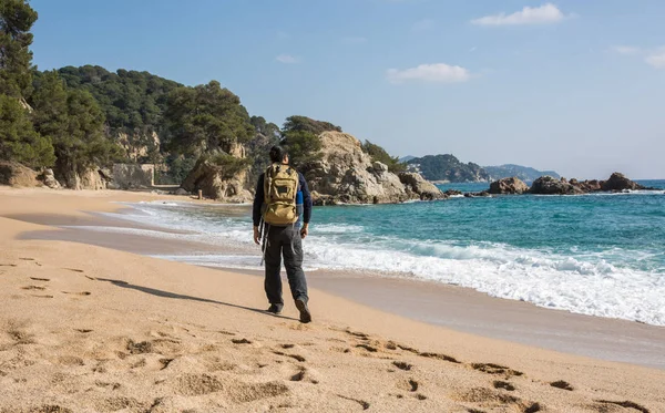 Mężczyznę idącego wśród skał w pobliżu beach paradise — Zdjęcie stockowe