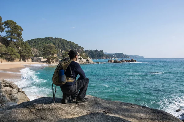 Hombre caminando entre las rocas cerca de un paraíso de playa —  Fotos de Stock